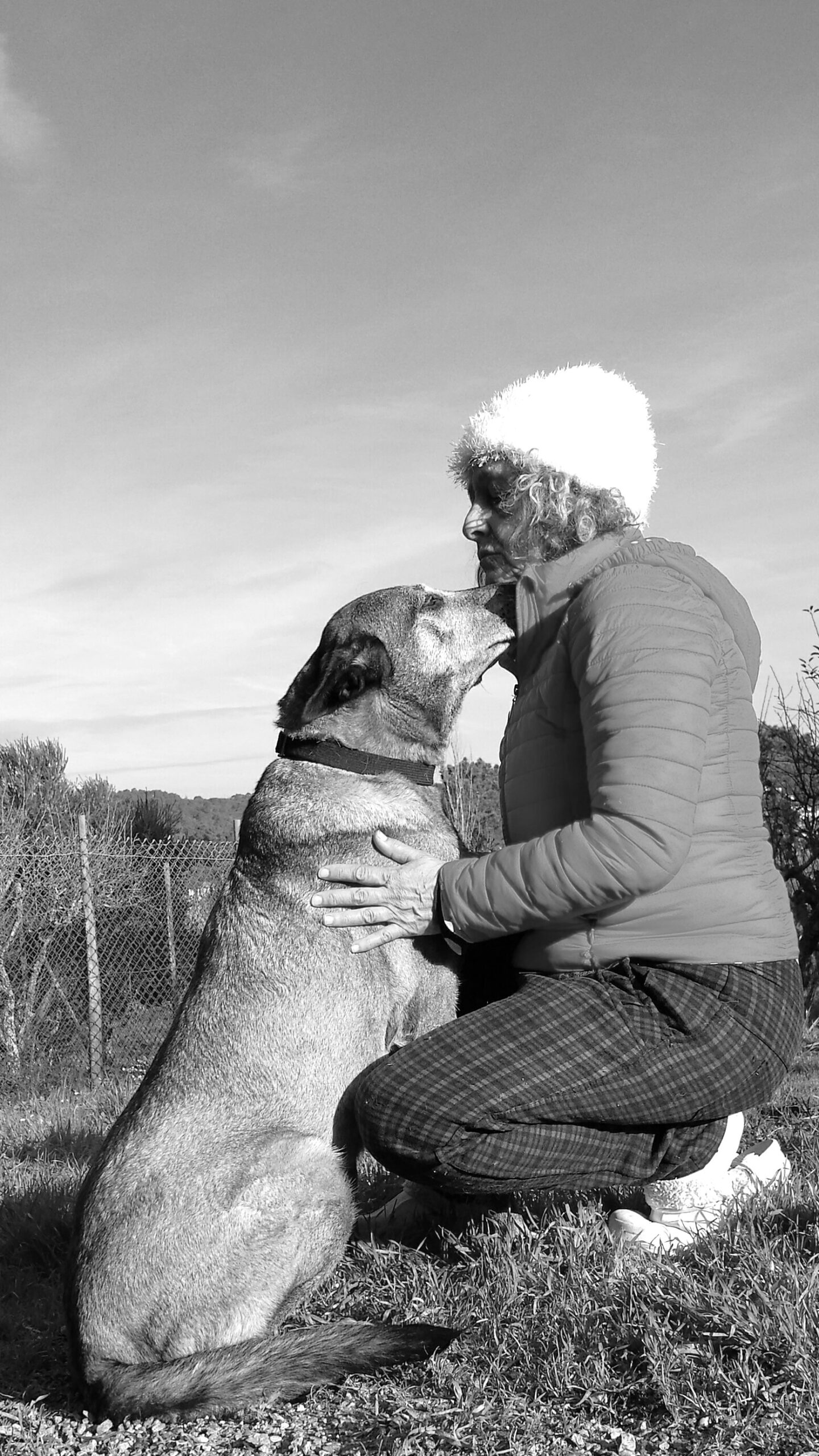 Graça Afonso, fotógrafa, pintora, jornalista, treinadora de cães, com a sua pastora belga malinois, Naja